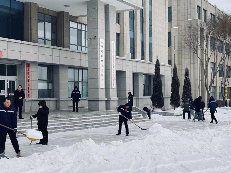 不畏嚴(yán)寒，除雪保安全出行